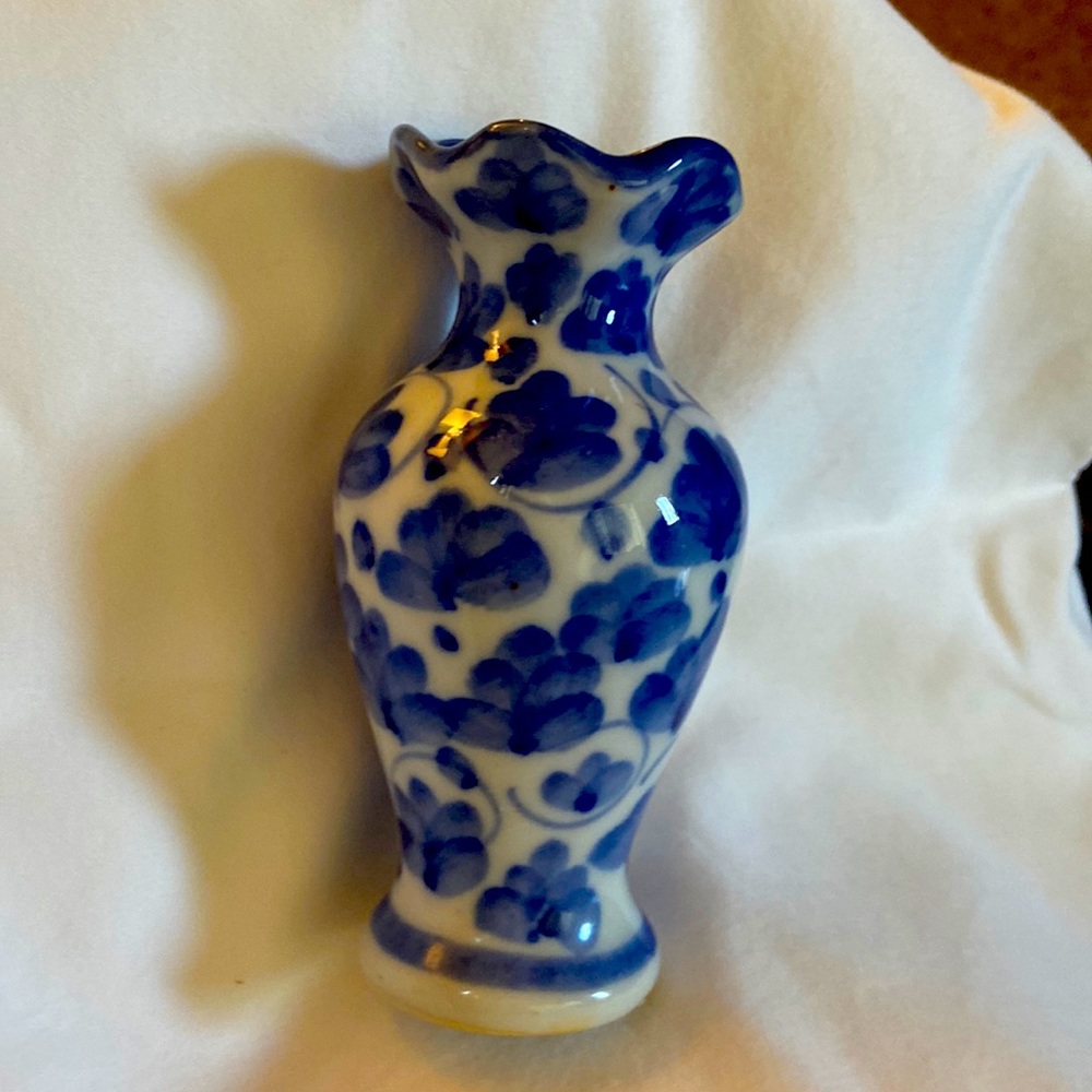 Beautiful miniature Vase (porcelain)